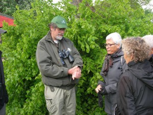 Guide Jan Kjærgaard viser et insekt frem